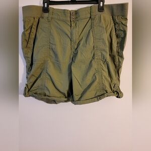 Torrid 7 inch mid rise roll cuff poplin short, Size 22, Army green